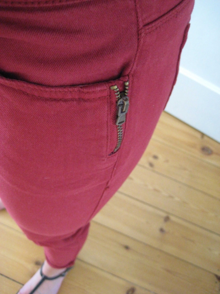 Schöne bordeaux rote skinny strech Jeans mit coolen Reißverschluss Details 36/38