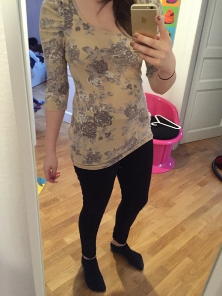 schöner Pulli mit Blumenmuster