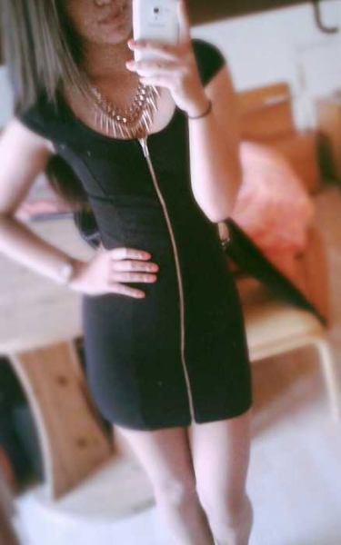 Schwarzes Kleid mit Reisverschluss