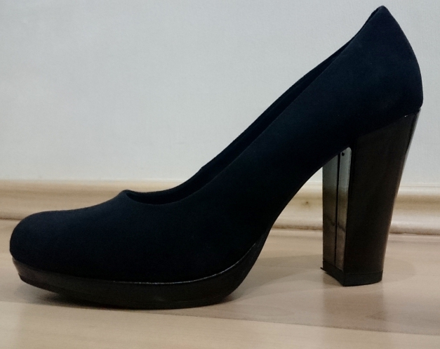 Neue, schwarze Pumps mit breitem Absatz