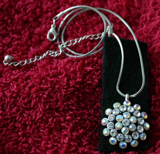 Funkelnde runde Halskette mit Strasssteinen