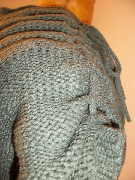 Dunkelgrünes Strickkleid mit tollen Detailles