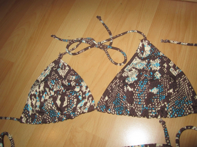 Brauner Bikini mit blauem und gelblichem Muster