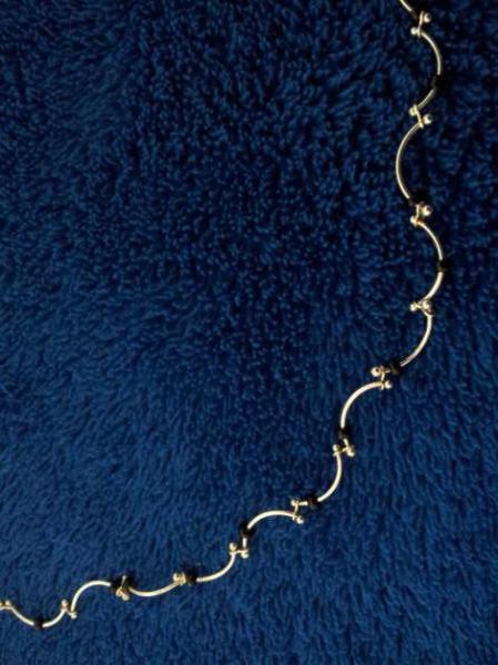 Kette in Silberbögen mit schwarzen Perlen