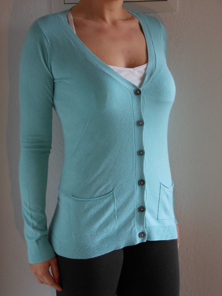 Blaue Strickjacke