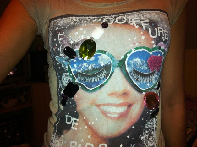 Shirt mit Steinen verziert von Mango