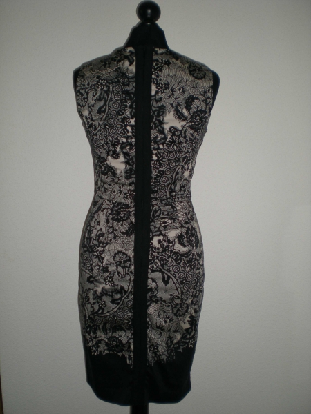 Elegantes gemustertes Kleid von Warehouse