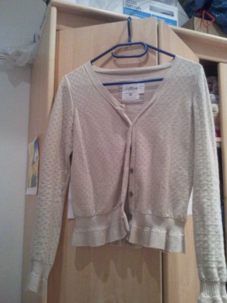 beige Strickjacke mit Häckelmuster