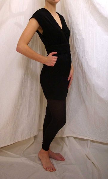 kleines schwarzes mit rückendetail von mango