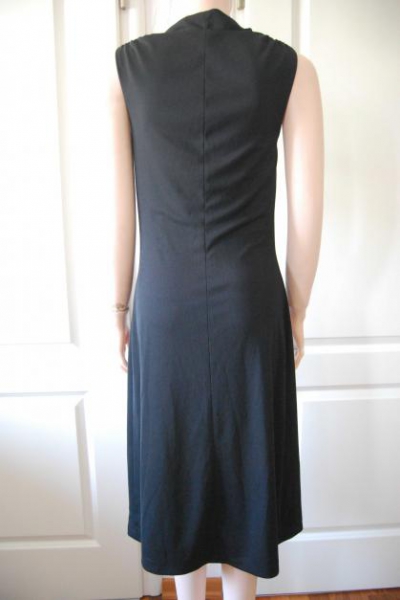 Schlichtes schwarzes Kleid  Trendi