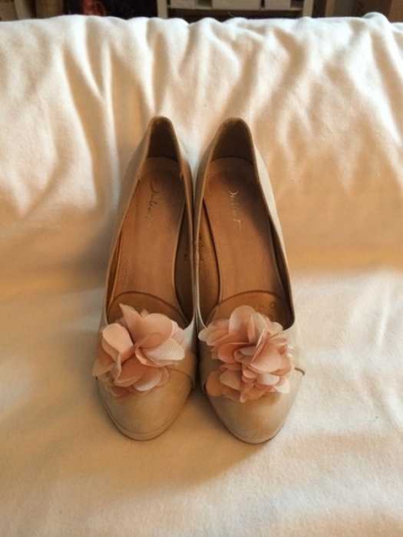 Highheels in beige mit Stoffblume