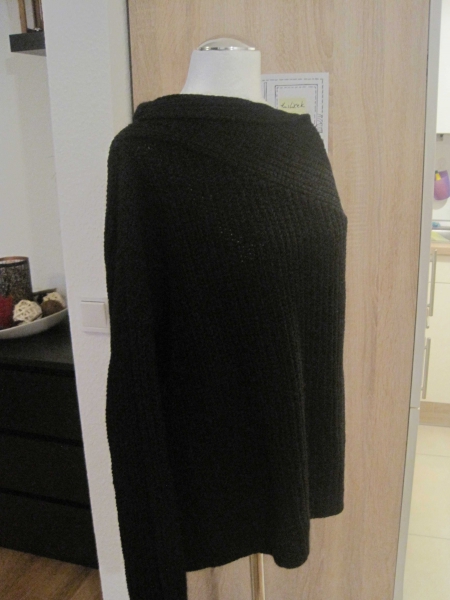 asymmetrischer schwarzer Pullover