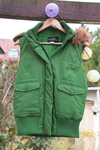 Herbst: Grüne Weste mit Kapuze