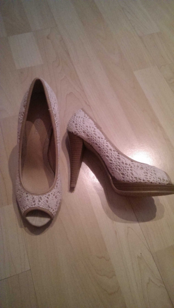 Pumps mit weißer Spitze, Gr. 36