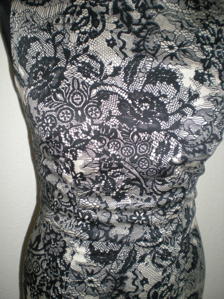 Elegantes gemustertes Kleid von Warehouse