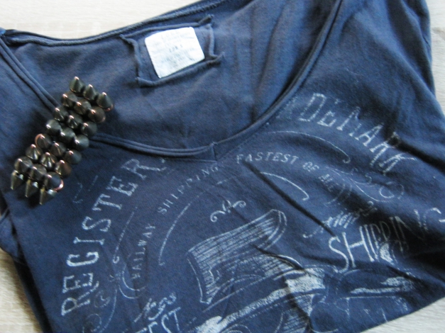 Lässiges T-Shirt mit V-Ausschnitt