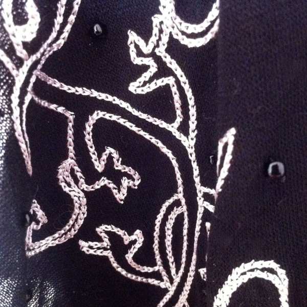 Schwarzes Top Stickerei Perlen Fledermausärmel