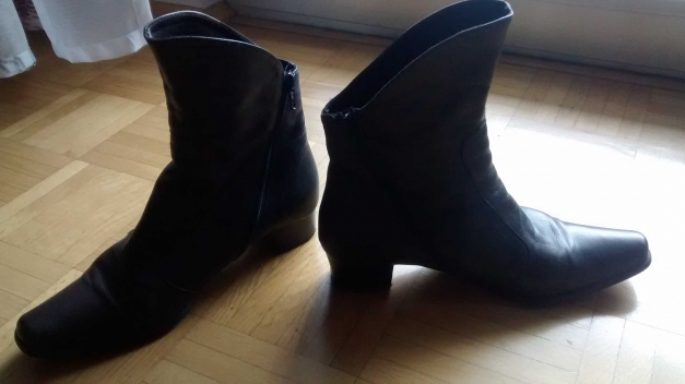 schwarze Fabiani Stiefelleten mit asymmetrischen Schaft