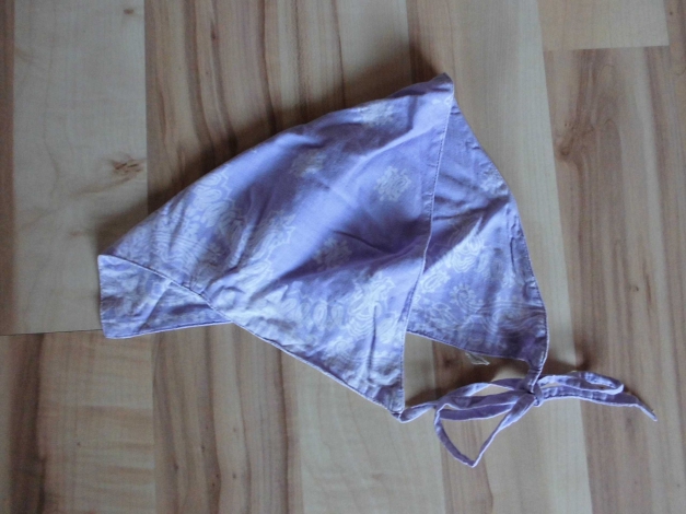 Fliederfarbenes Kopftuch mit weißen Ornamenten