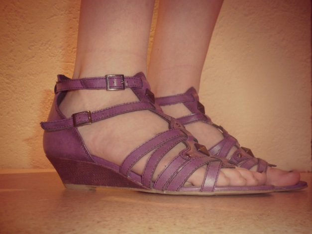 Wunderschöner lila Schuh mit Keilabsatz