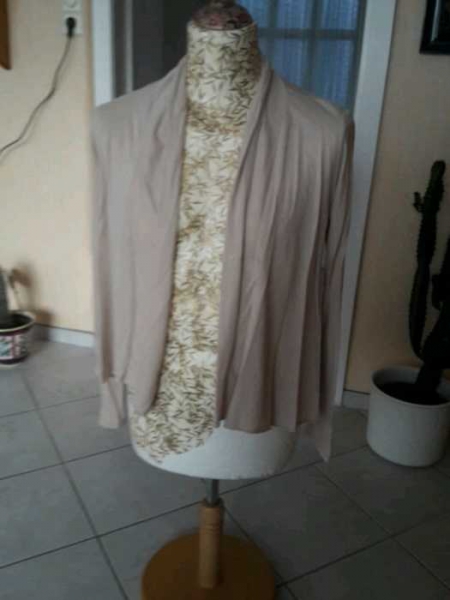Schöner cardigan, super weicher stoff in beige