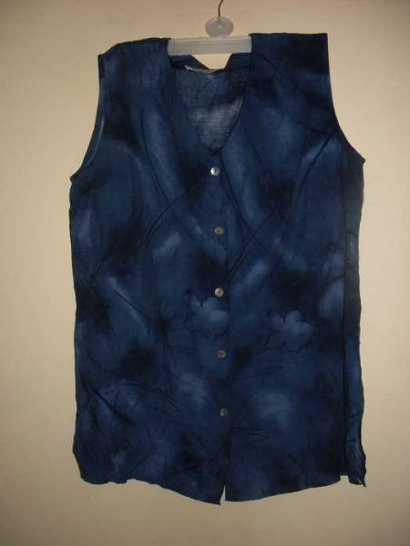 blaue ärmellose Bluse