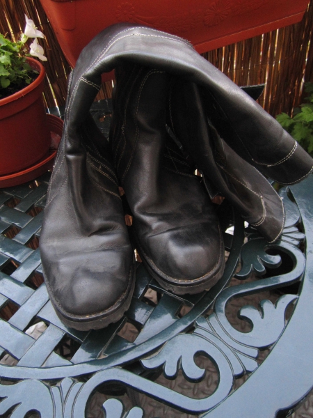 Schwarze Lederstiefel mit Schnalle