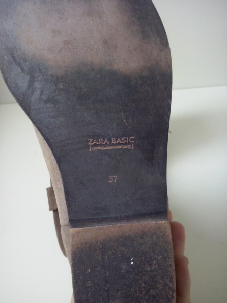 Zara Stiefeletten aus beigem Wildleder.