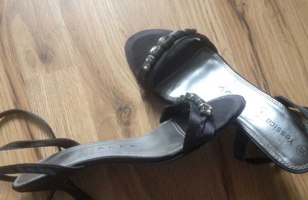 Schuhe zum Binden mit Strasssteinchen