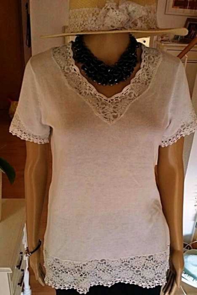 Sehr schöne Bluse/T-shirt mit gehackten spitze teilen / Authentic Clothing Company