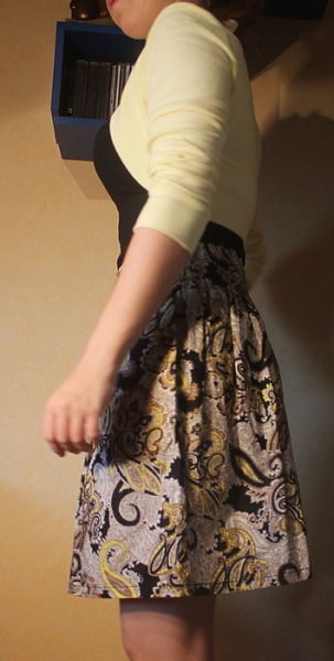 bunter Rock und gelber Bolero