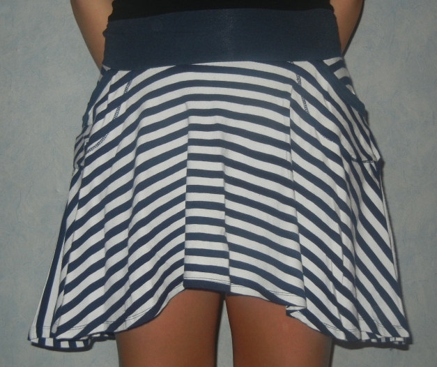 blau-weiß gestreifter Rock