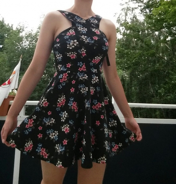 Neu! Hollister Kleid M 36 38 Blumen geblümt A-Linie Strandkleid