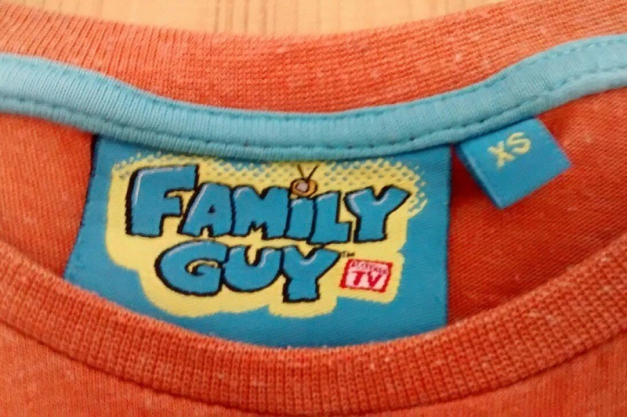 Oranges Shirt mit Family Guy Motiv