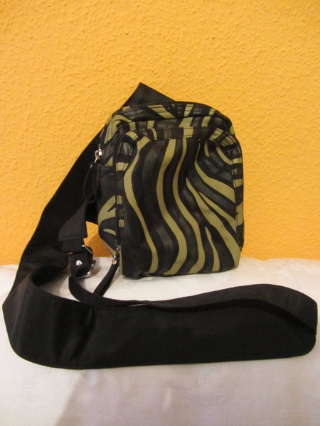 Gestreifte Tasche schwarz-khaki