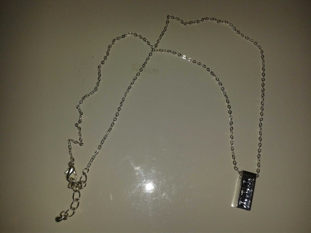 Silberfarbene Kette + Ring, blaue Steine