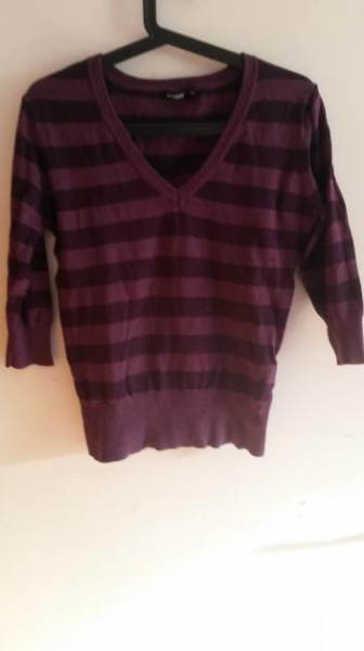 violett gestreifter Pulli mit 3/4 Ärmeln