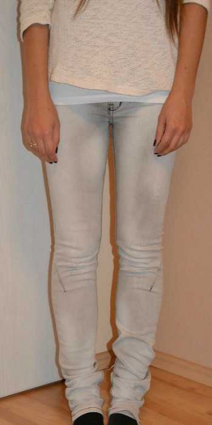 Hellgraue Jeans hübsche Waschung Röhrenjeans skinny figurbetont XS S wie neu