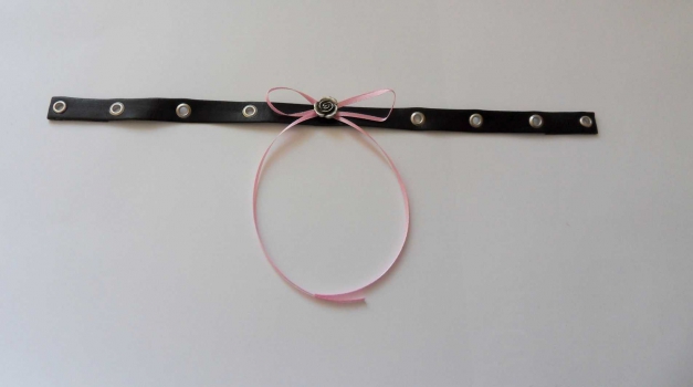 Dawanda DIY schwarzes Kunstlederhalsband mit rosa Satinschleife Rosenbrosche Nieten