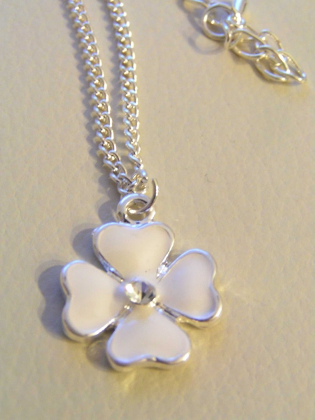 Kette mit Kleeblatt Anhänger weiß mit Stein