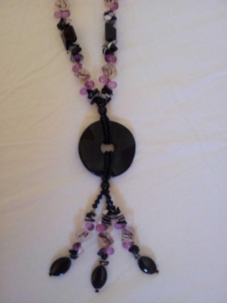 Kette aus Glassteinen in lila und schwarz