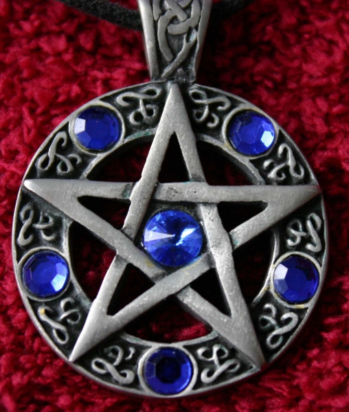 Gothic Pentagramm Kette mit blauen Swarovski Strasssteinen