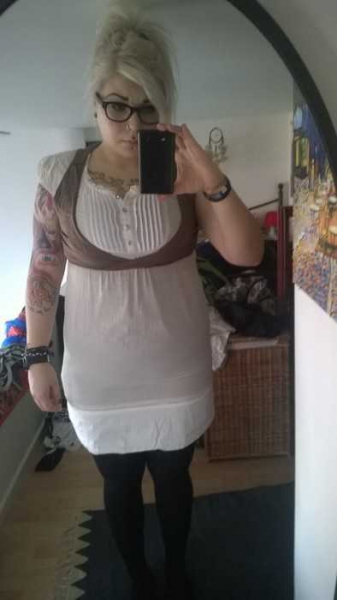 romantisches beiges Kleid mit brauner Weste / 3Suisses 