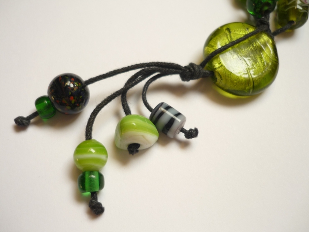Handgemachte grüne Kette mit auffälligen Elementen
