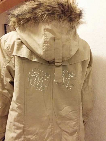 Schöne Jacke mit Fell Kapuze und Steinchen