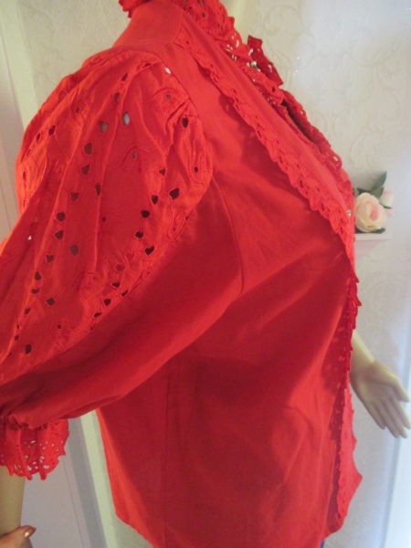 NEUw Romantik Batist Loch- Stickerei Original Vintage Designer Dirndl Oktoberfest Trachten Bluse Gr. 42- 44/ M- L rot