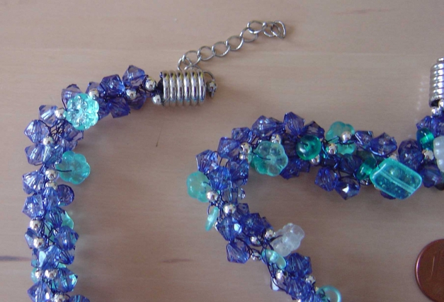 Kette aus vielen kleinen Plastikperlen, selbstgemacht DIY