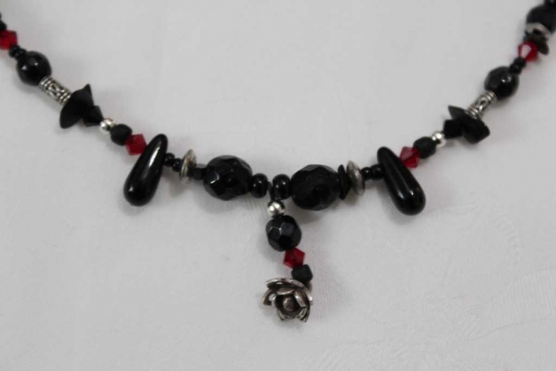 Kette mit roten und schwarzen Steinen und Rosenanhänger