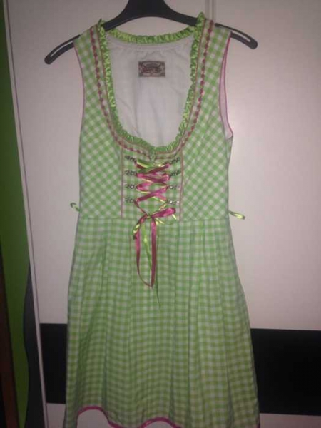 grün pinkes dirndl stockerpoint