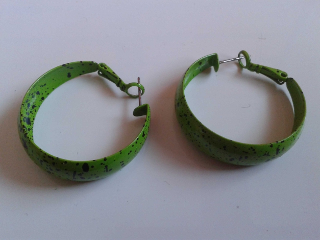 Grüne Creolen mit schwarzen Tupfen